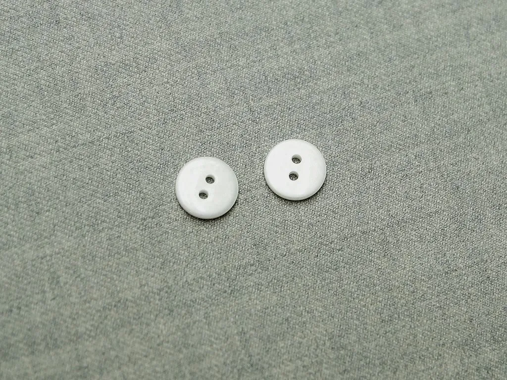 Пуговица пластмассовая, два прокола, жемчужного цвета, диаметр 11 ммизображение