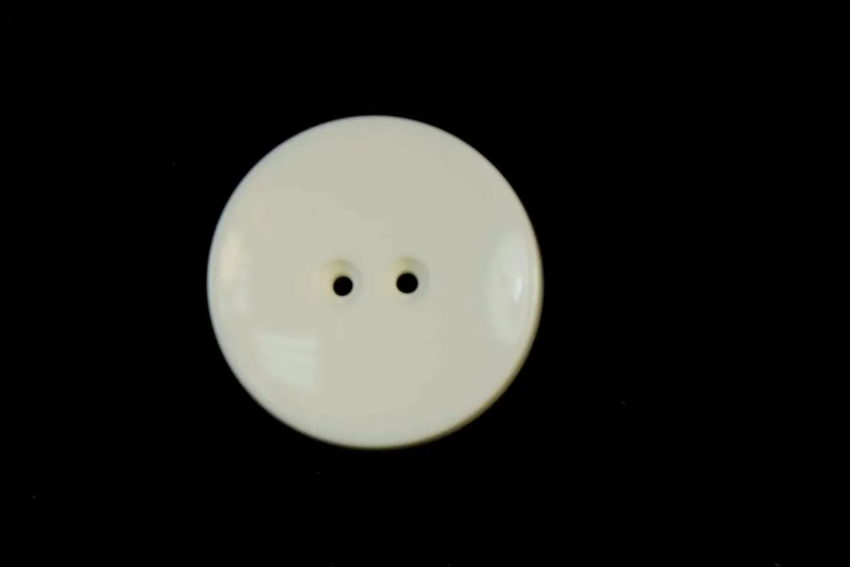Пуговица пластмассовая, два прокола, молочного цвета, диаметр 33 ммизображение