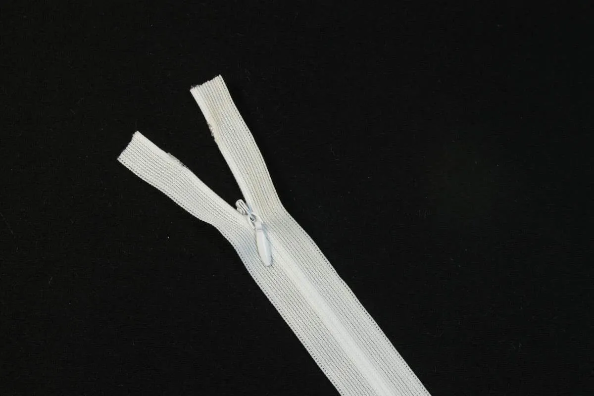 Молния потайная с металлическим замком длина 22 см цвет белыйизображение