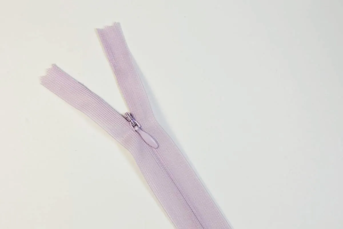 Молния потайная с металлическим замком длина 25 см цвет сиреневыйизображение