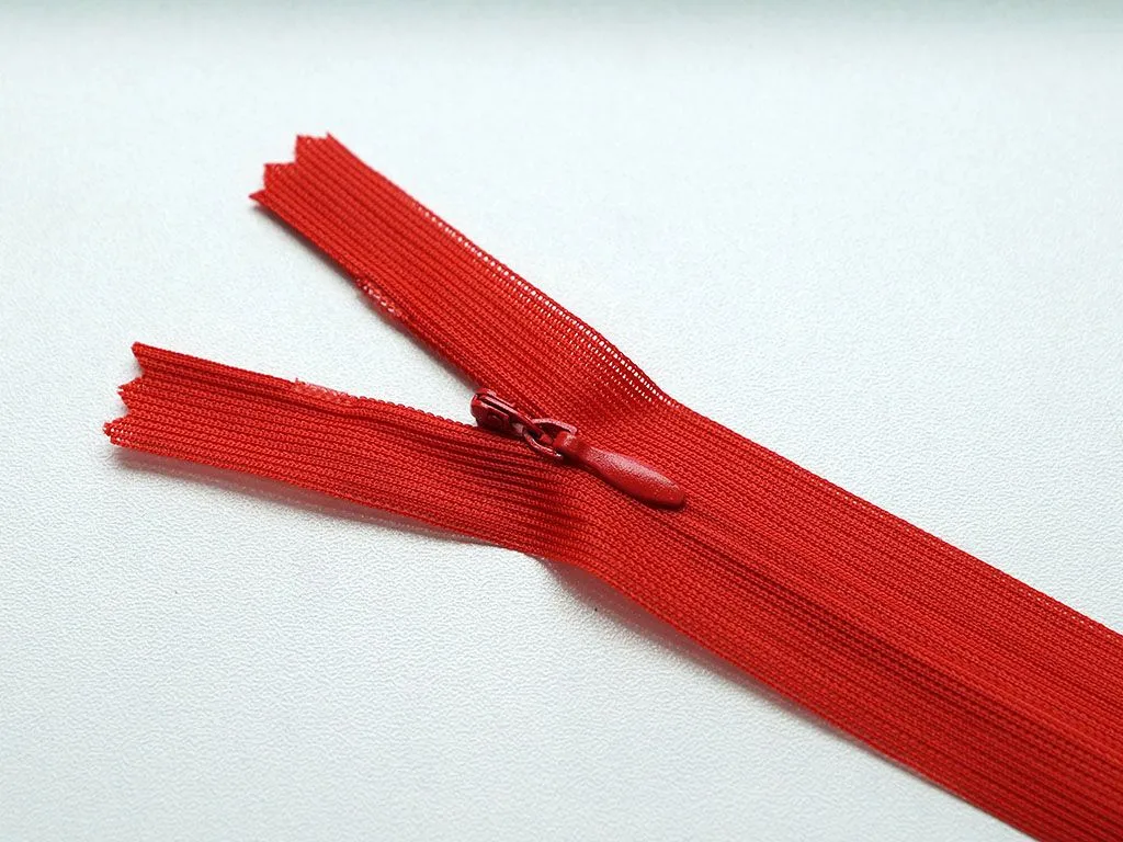 Молния потайная с металлическим замком, красного цвета, длина 20 см изображение