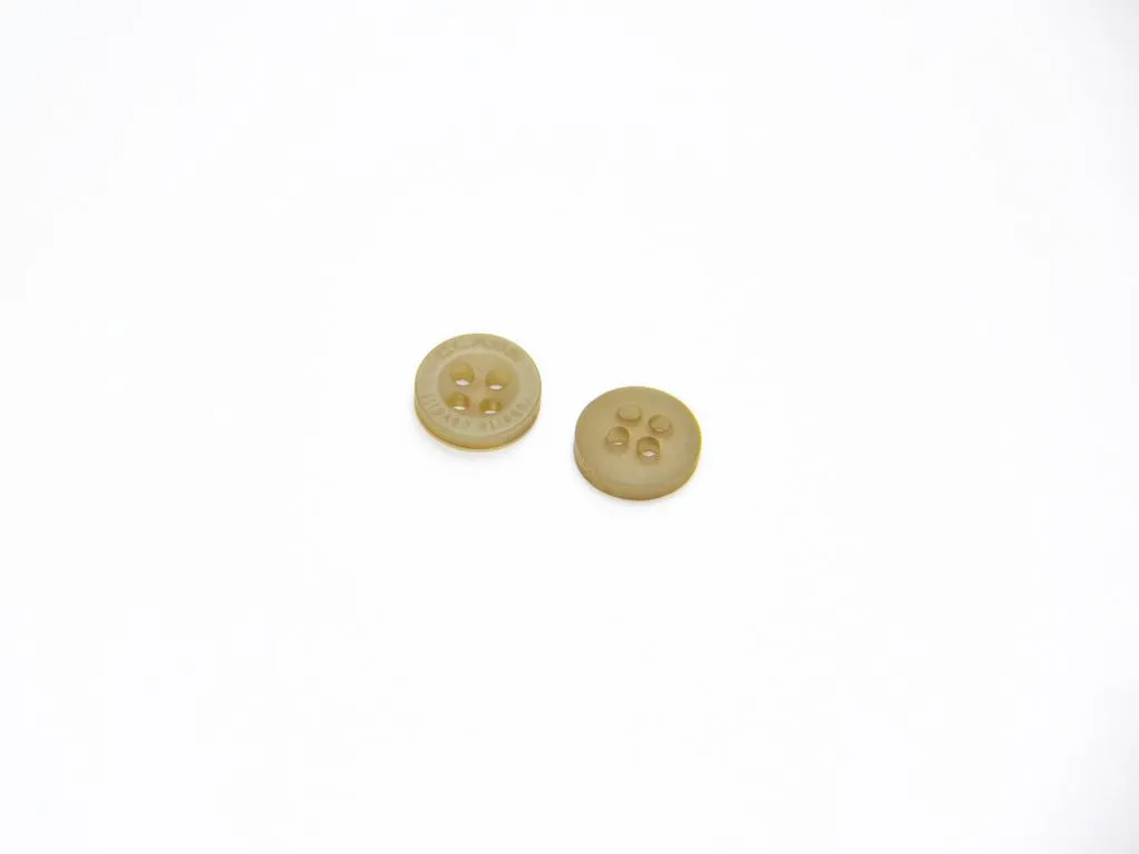 Пуговица пластмассовая, рубашечная, 4 прокола, бежевого цвета, матовая, диаметр 10 ммизображение