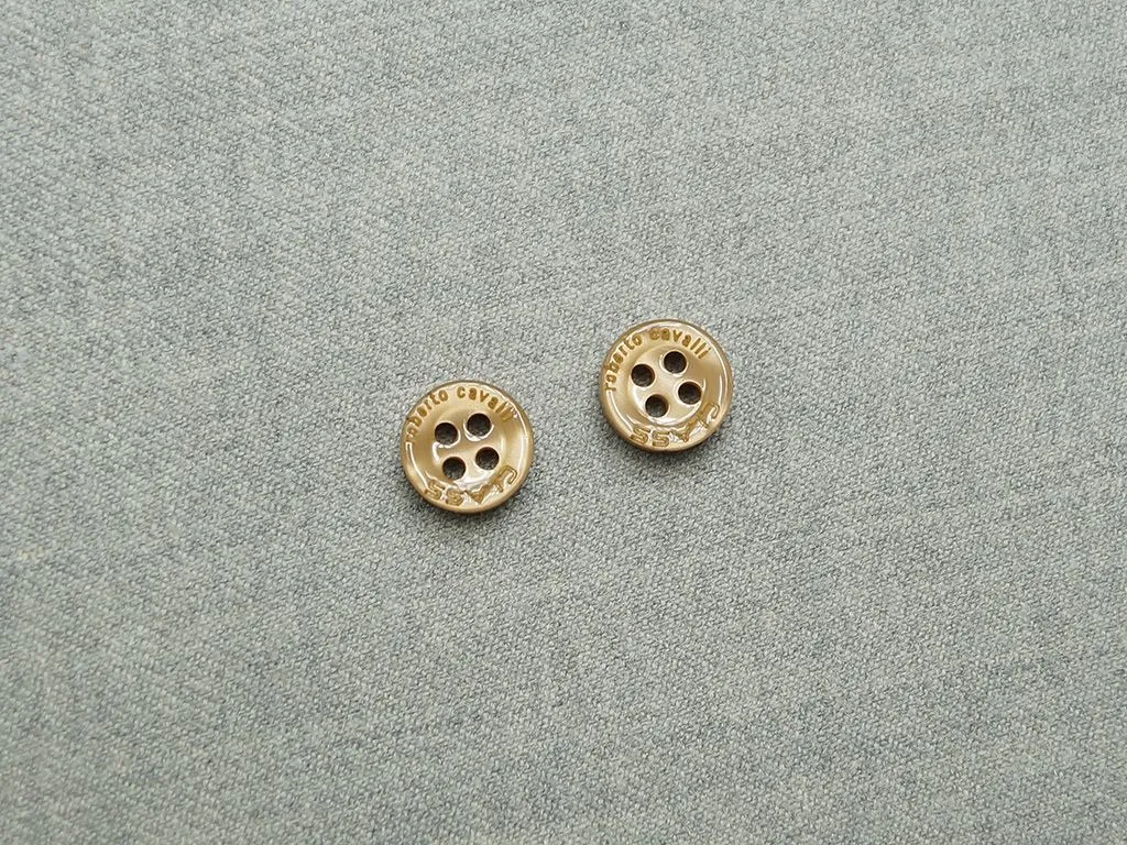 Пуговица пластмассовая, рубашечная, 4 прокола, тёмно-бежевого цвета, перламутровая, диаметр 10 ммизображение