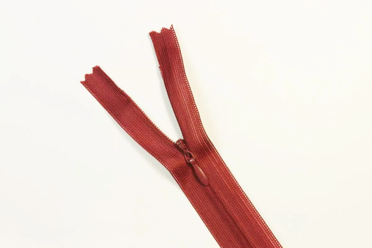 Молния потайная с металлическим замком, цвет бордовый, длина 60 см изображение