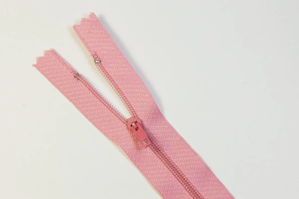 Молния брючная с металлическим замком  тип 3 светло-розового цвета длина 25 смизображение