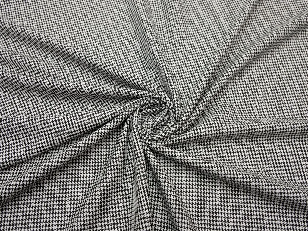 Двухсторонняя костюмная ткань в черно-белую гусиную лапку изображение