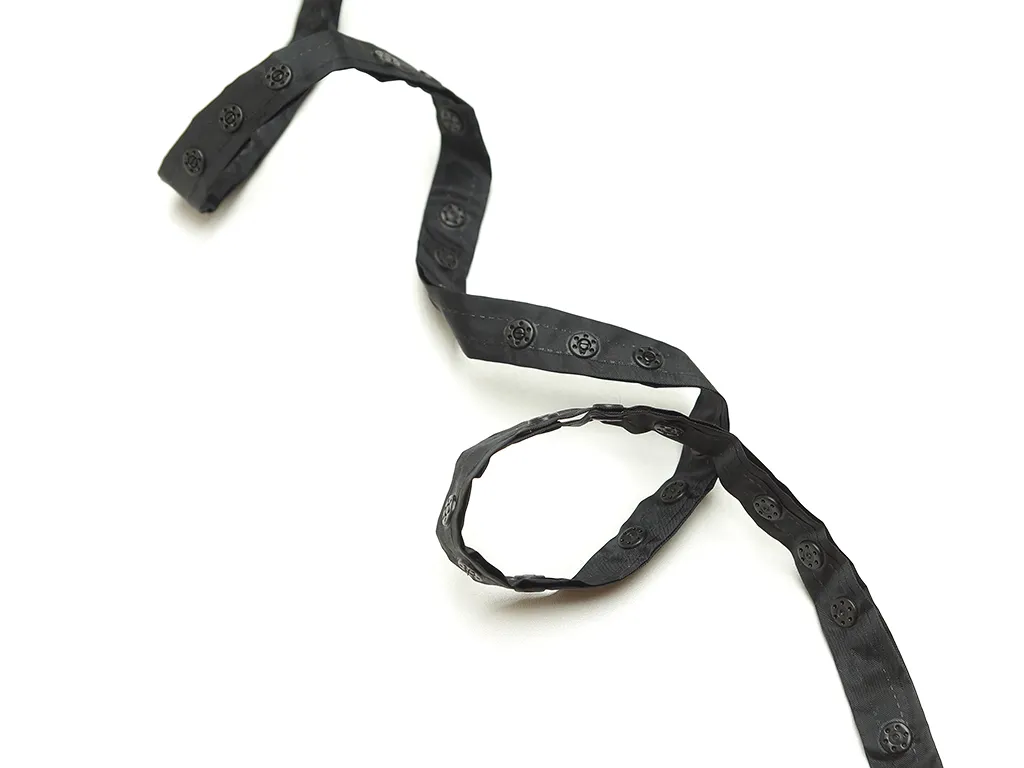 Кнопки пластмассовые на тесьме (полиэстер), чёрного цвета, ширина 18 ммизображение