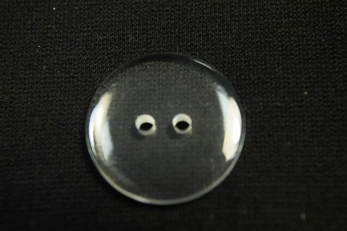 Пуговица пластмассовая супатная два прокола прозрачного цвета диаметр 23 ммизображение