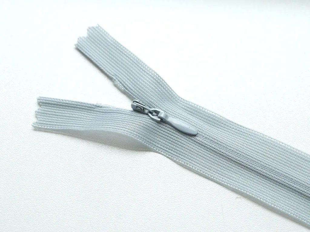 Молния потайная с металлическим замком, светло-серого цвета, длина 20 см изображение
