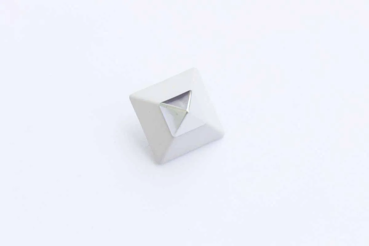 Пуговица пластмассовая, на ножке, "Пирамида" малая, бежевый/никель, диаметр 25 ммизображение