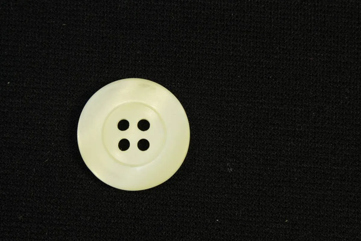 Пуговица пластмассовая, четыре прокола, перламутр на подложке мультиколор,  диаметр 20 ммизображение