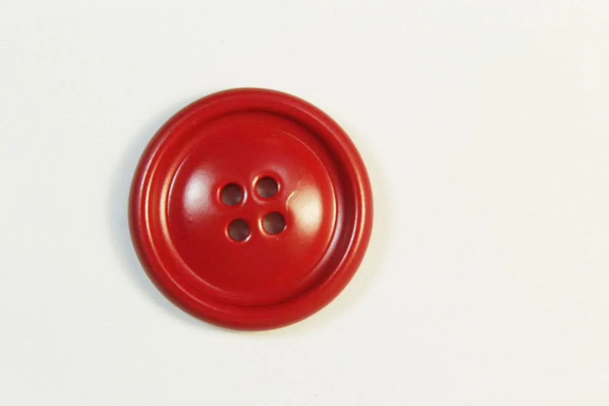 Пуговица пластмассовая, четыре прокола, тёмно-красного цвета,  диаметр 28 ммизображение