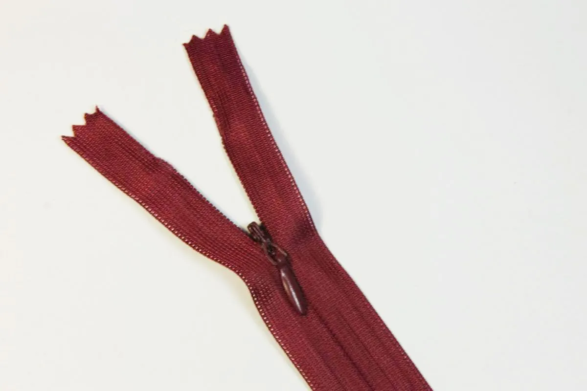 Молния потайная с металлическим замком длина 25 см цвет темно-бордовыйизображение