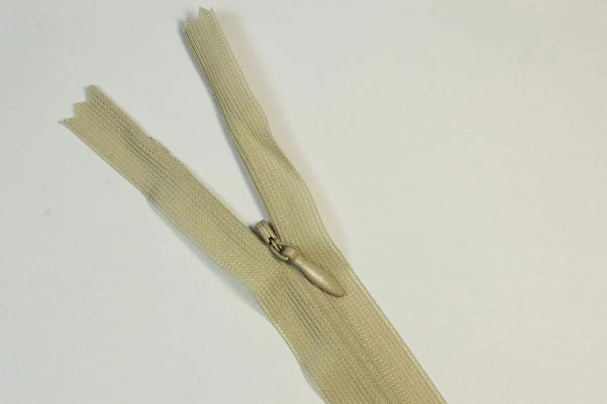 Молния  потайная с металлическим замком, светло-бежевая, длина 18 см изображение