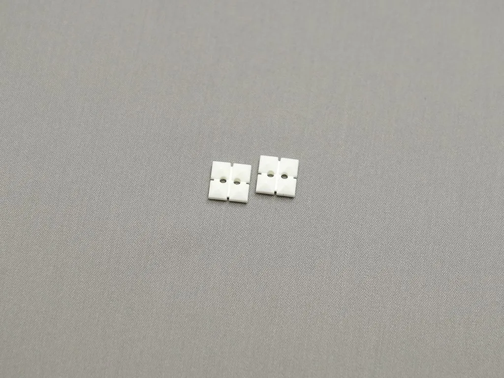 Пуговица пластмассовая, 2 прокола, квадратная, молочного цвета, диаметр 15 ммизображение