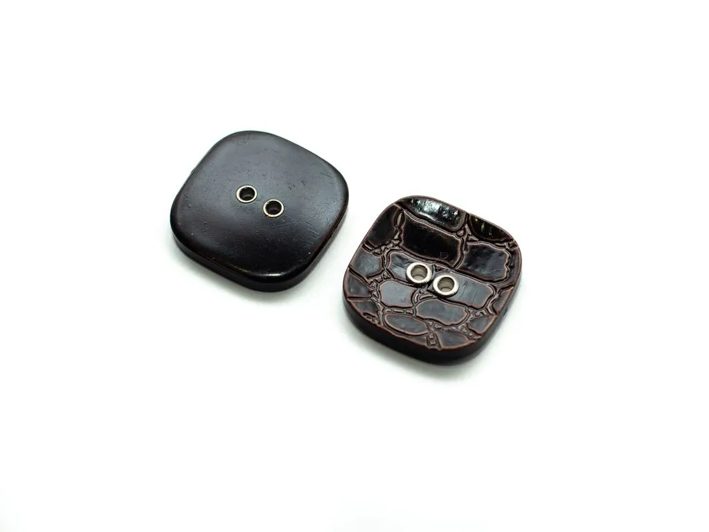 Пуговица пластмассовая, квадратная, 2 прокола, коричневая рептилия, диаметр 30 ммизображение