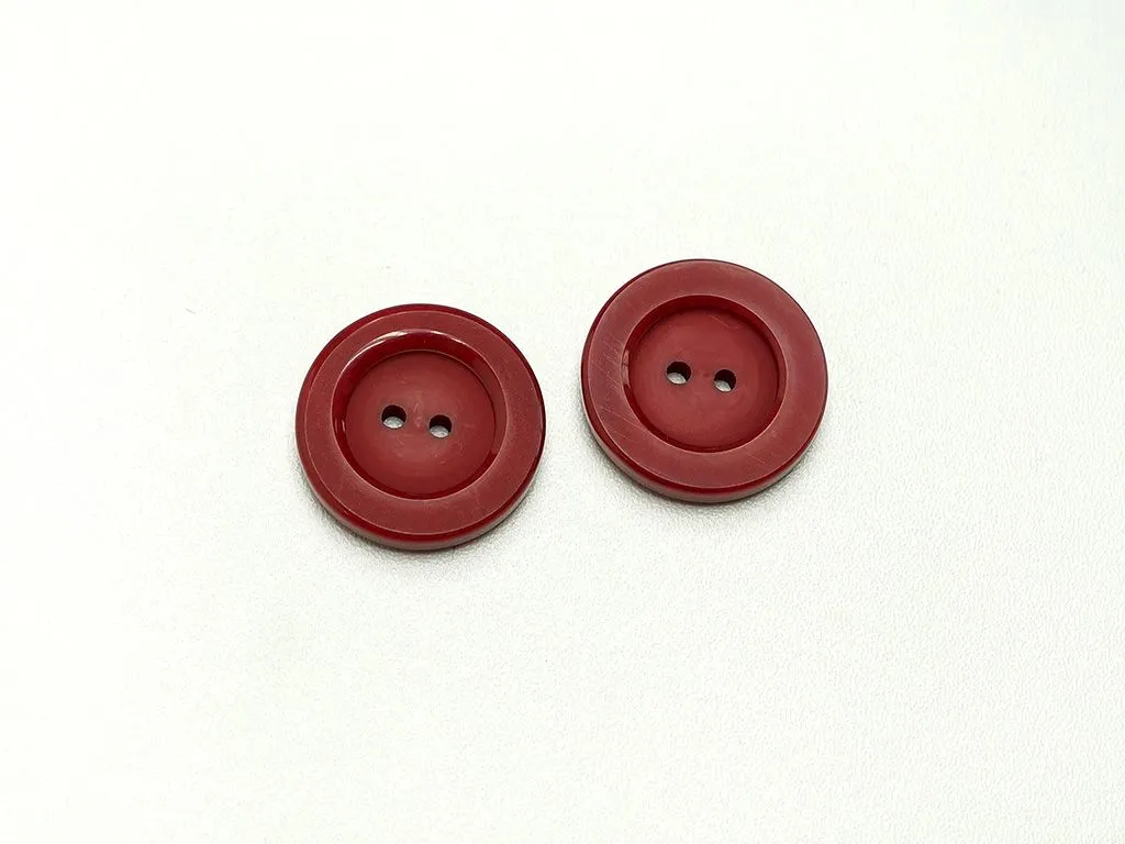 Пуговица пластмассовая, два прокола, бордового цвета, диаметр 28 ммизображение