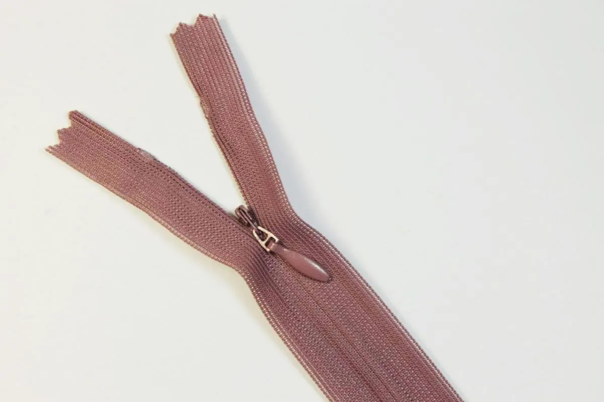 Молния потайная с металлическим замком длина 20 см темная пыльная розаизображение