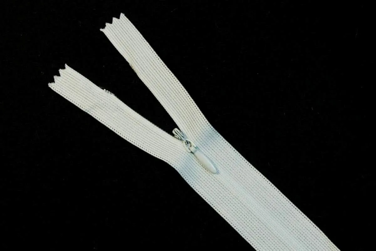 Молния потайная с металлическим замком, светло-голубого цвета, длина 55 см изображение