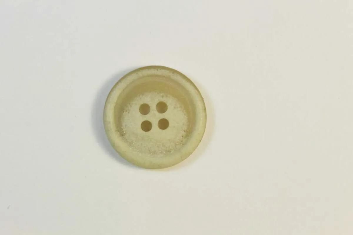 Пуговица пластмассовая, четыре прокола, белый рог, глянец , диаметр 15 ммизображение