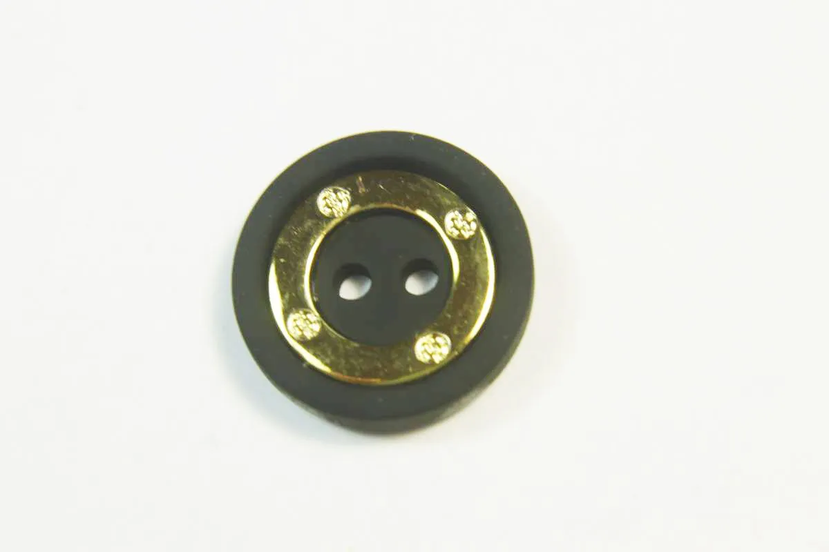 Пуговица пластмассовая, два прокола, черно-золотистого цвета  диаметр 18 ммизображение