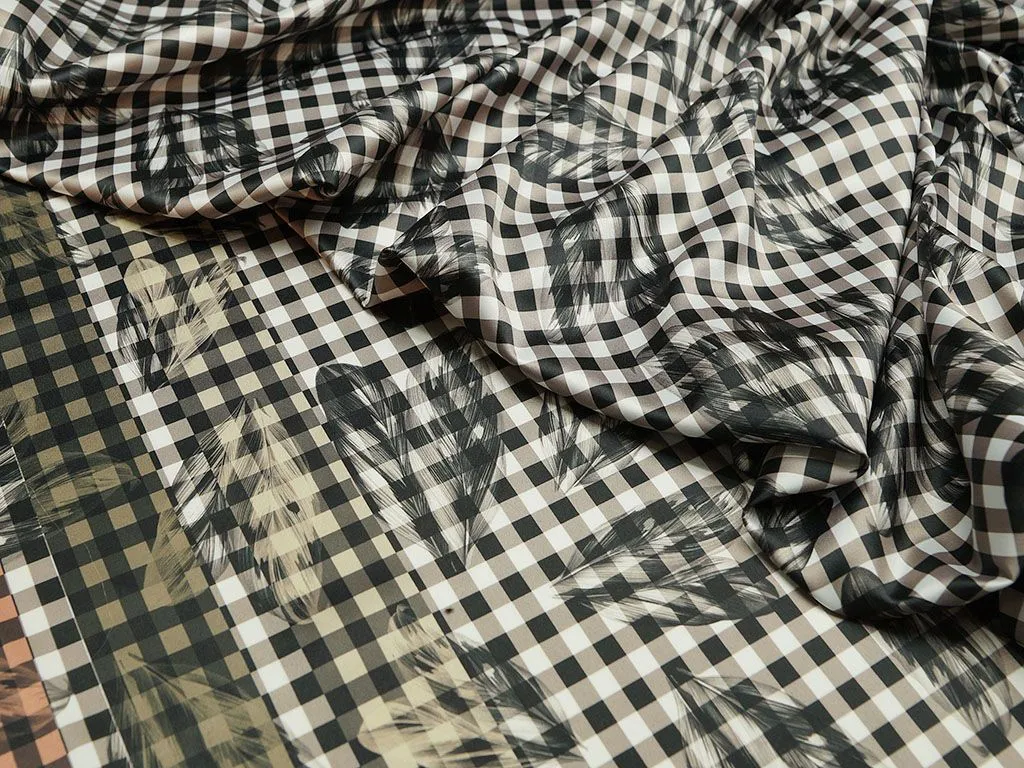 Черно-белая плательная ткань в клетку, принт перья  (190 г/м2)изображение