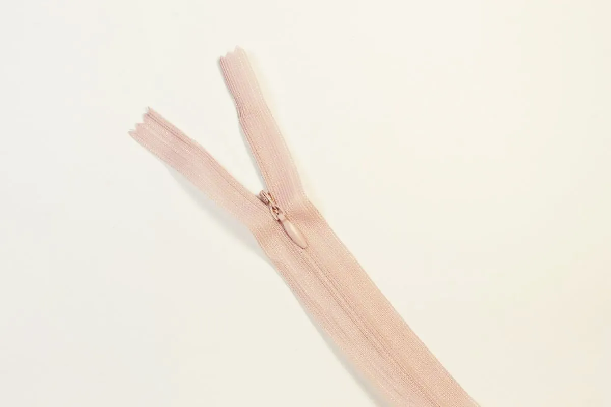 Молния потайная с металлическим замком, розового цвета, длина 40 см изображение