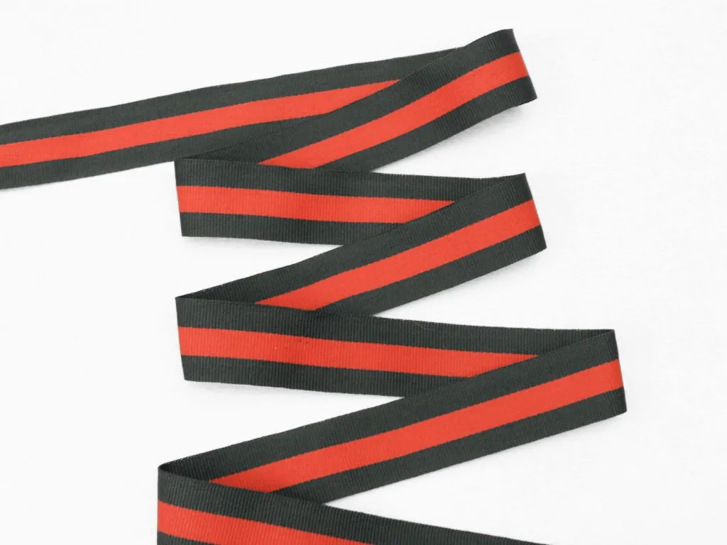 Лента репсовая, красная полоса на зелёном, ширина 30 ммизображение