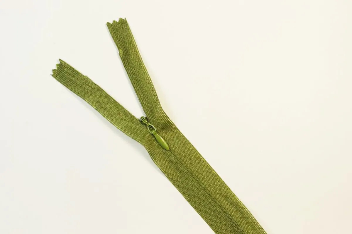 Молния потайная с металлическим замком, цвет темно-оливковый, длина 50 см изображение