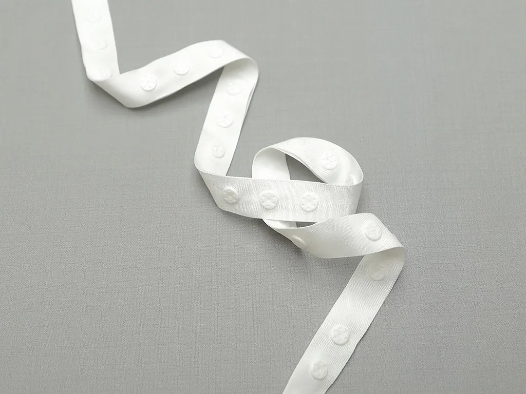 Кнопки пластмассовые на тесьме (полиэстер), белого цвета, ширина 18 ммизображение