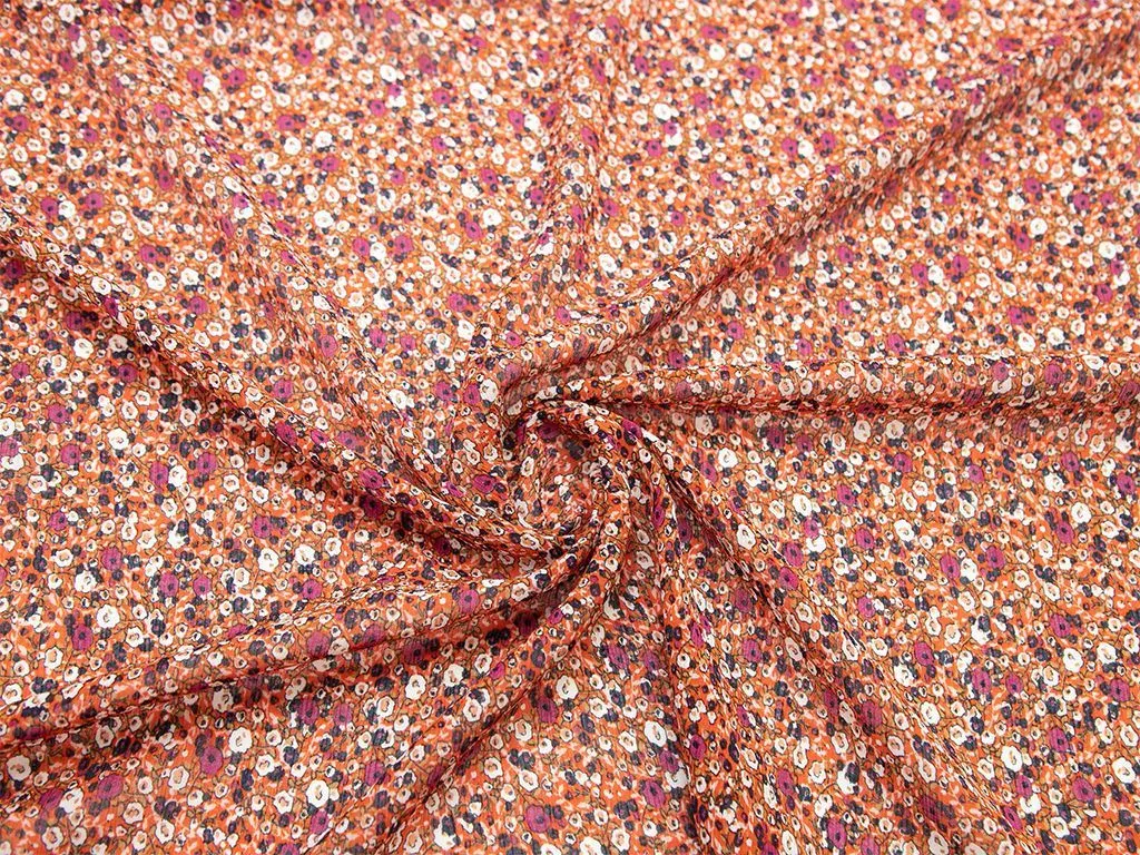 Шифон жатый с мелким цветочным рисунком на рыжем фонеизображение