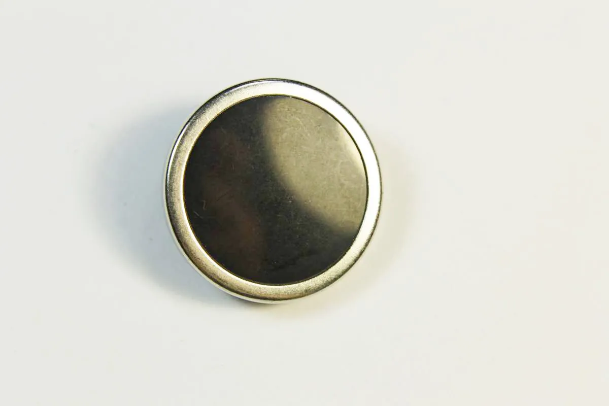 Пуговица пластмассовая на ножке, черного цвета с серебряным ободком,  диаметр 23 ммизображение