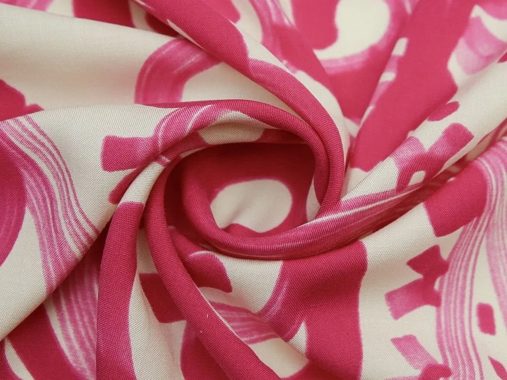 Плательная ткань с абстрактным лиловым рисунком на молочном фонеизображение