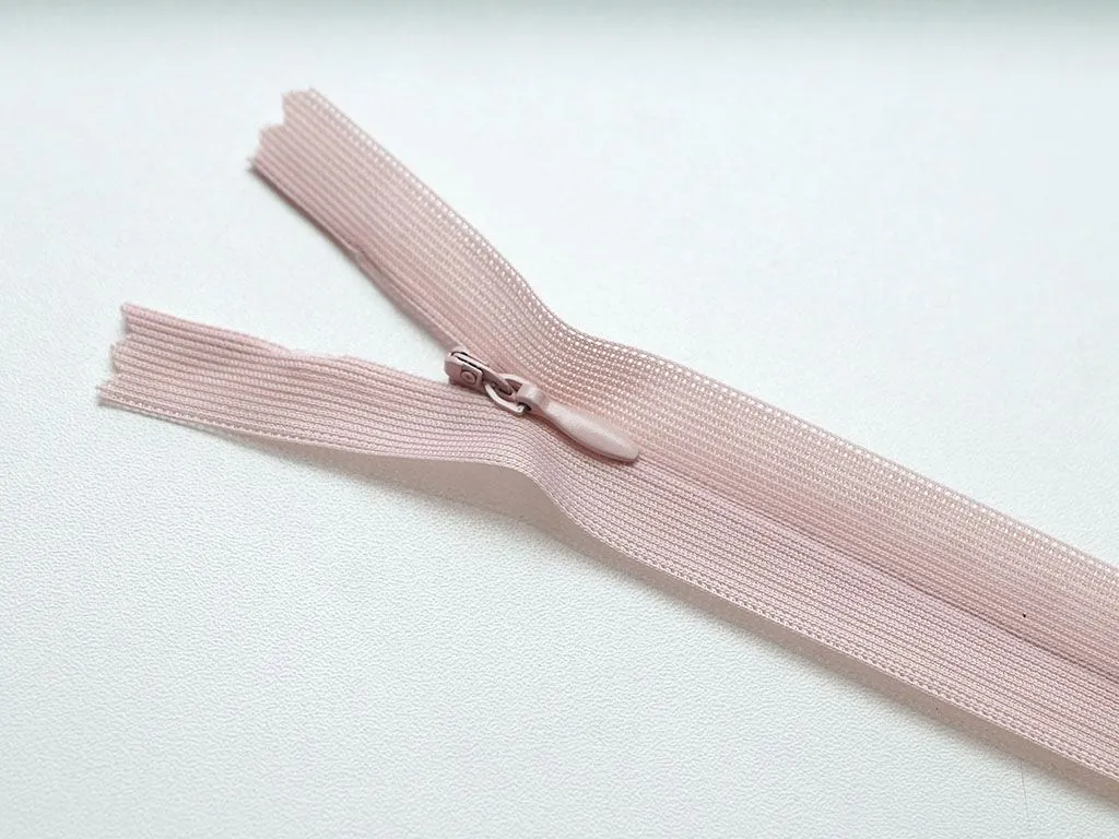 Молния потайная с металлическим замком, пыльно-розового цвета, длина 20 см изображение