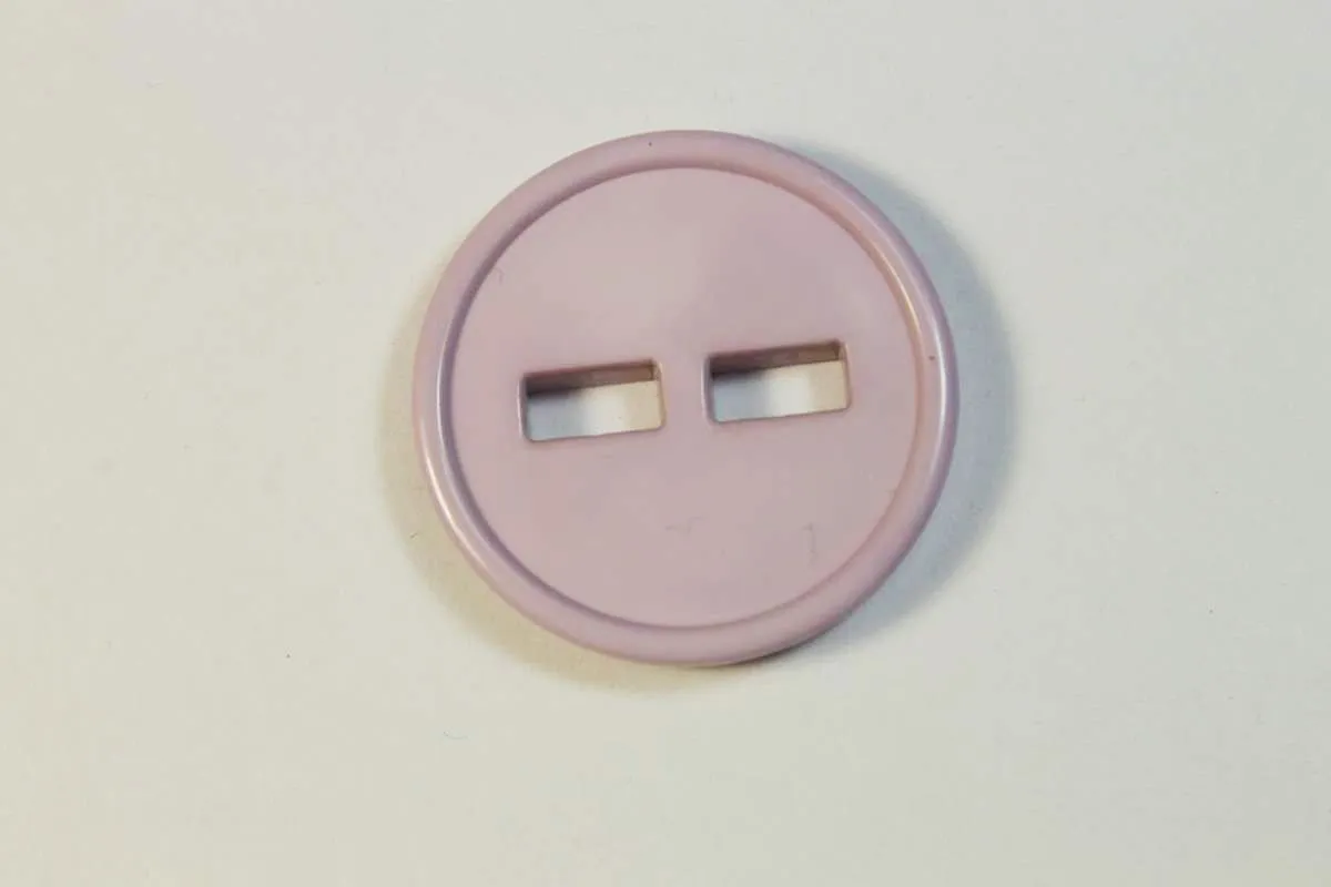 Пуговица пластмассовая, два прокола, светло-сиреневого цвета, диаметр 25 ммизображение